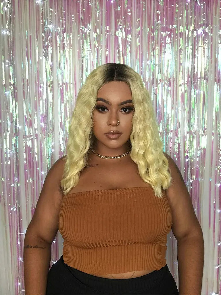 Lace Front Peati Loira com Raiz Preta Ondulada 45cm