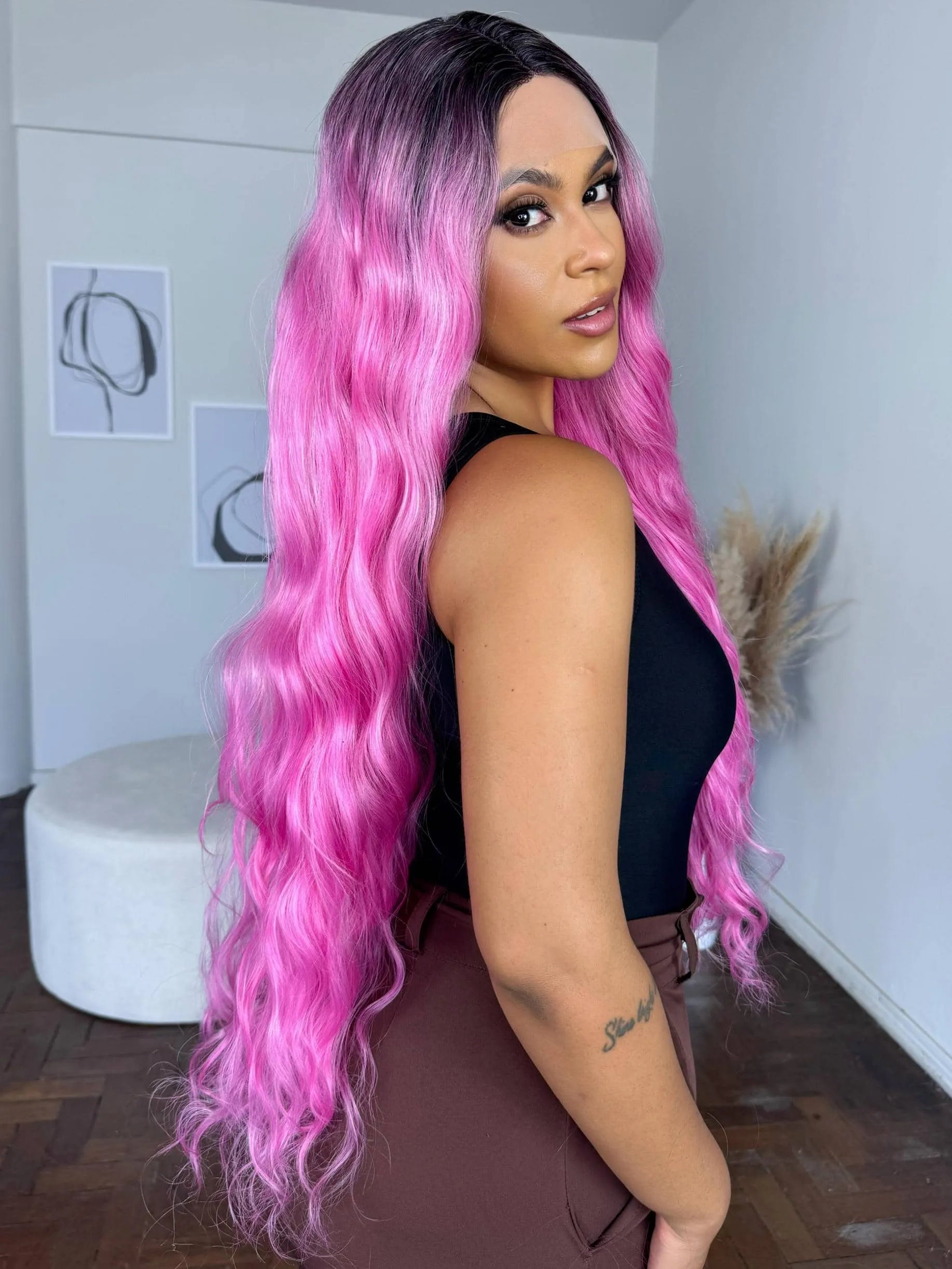 Lace Front Rafaela Rosa Raiz Preta Ondulada 80cm