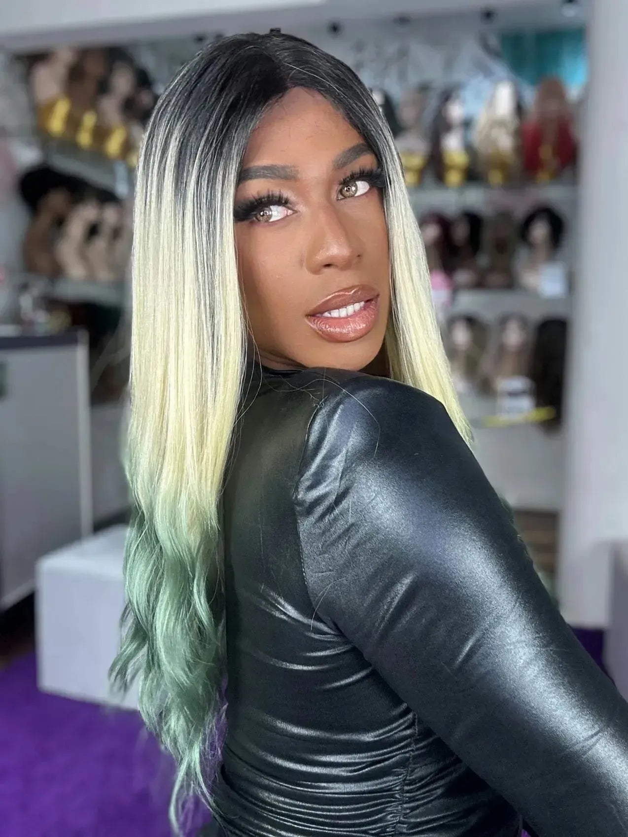 Lace Front Rosalina Ondulada Loira Com Raiz Escura e Pontas Verdes 65cm