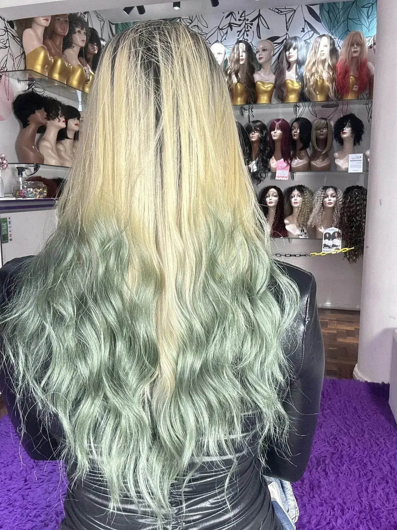 Lace Front Rosalina Ondulada Loira Com Raiz Escura e Pontas Verdes 65cm