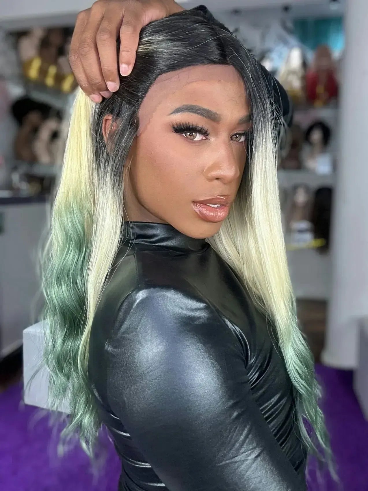 Lace Front Rosalina Ondulada Loira Com Raiz Escura e Pontas Verdes 65cm