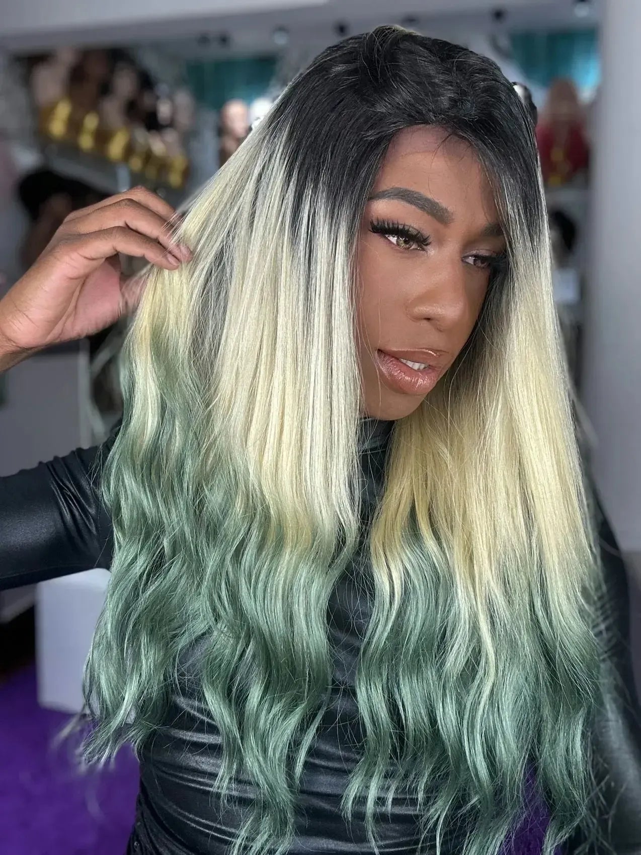Lace Front Rosalina Ondulada Loira Com Raiz Escura e Pontas Verdes 65cm