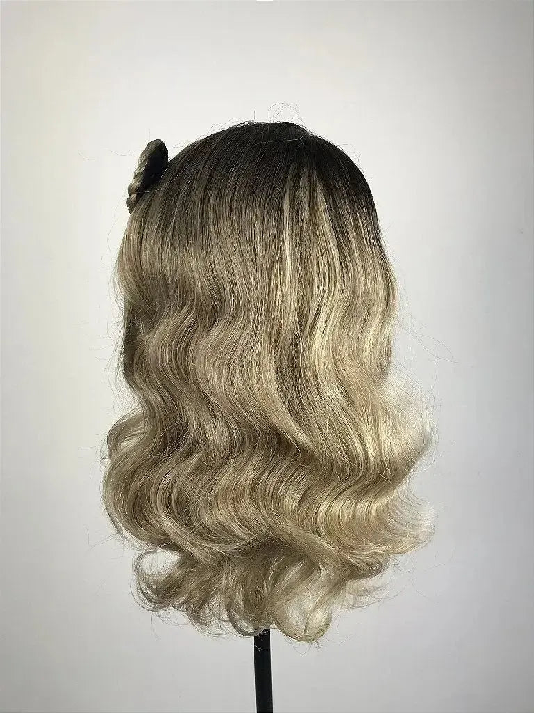Lace Front Sister Wig BYD LACE H FLORA Loira Ondulada Com Trança Lateral 55 cm