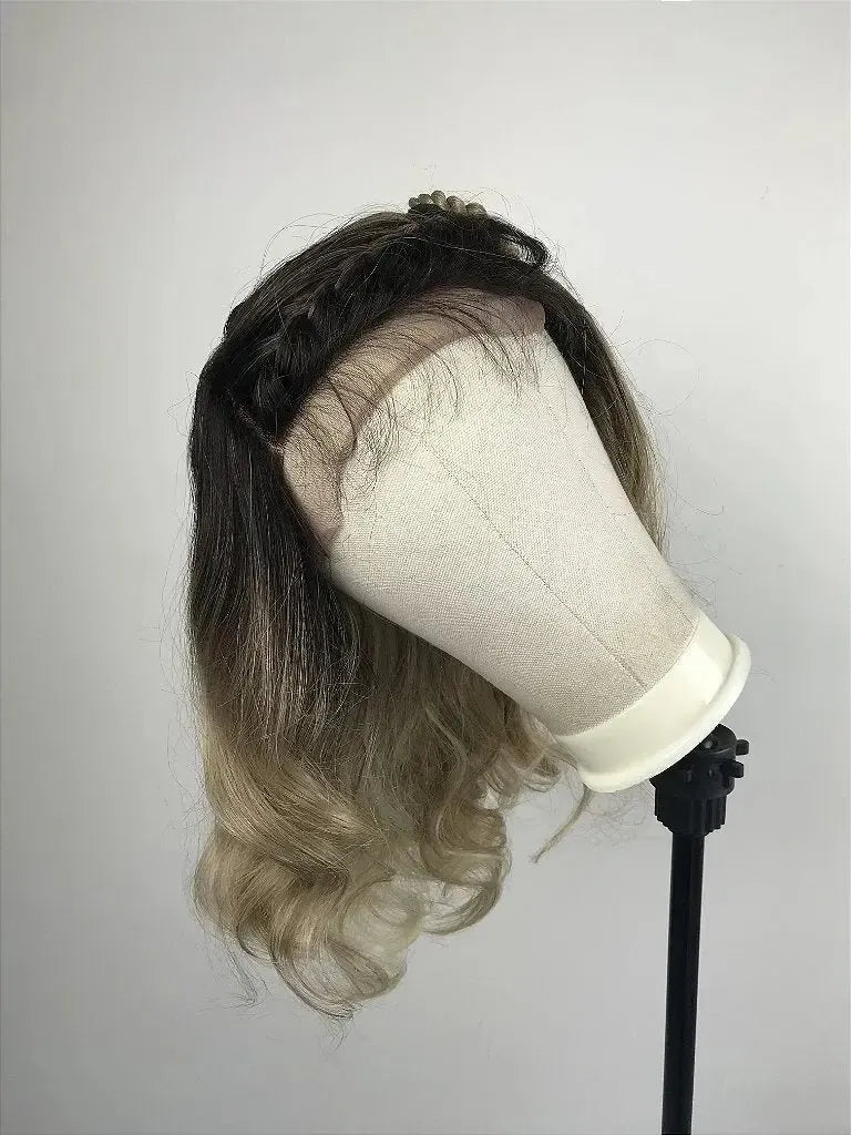 Lace Front Sister Wig BYD LACE H FLORA Loira Ondulada Com Trança Lateral 55 cm
