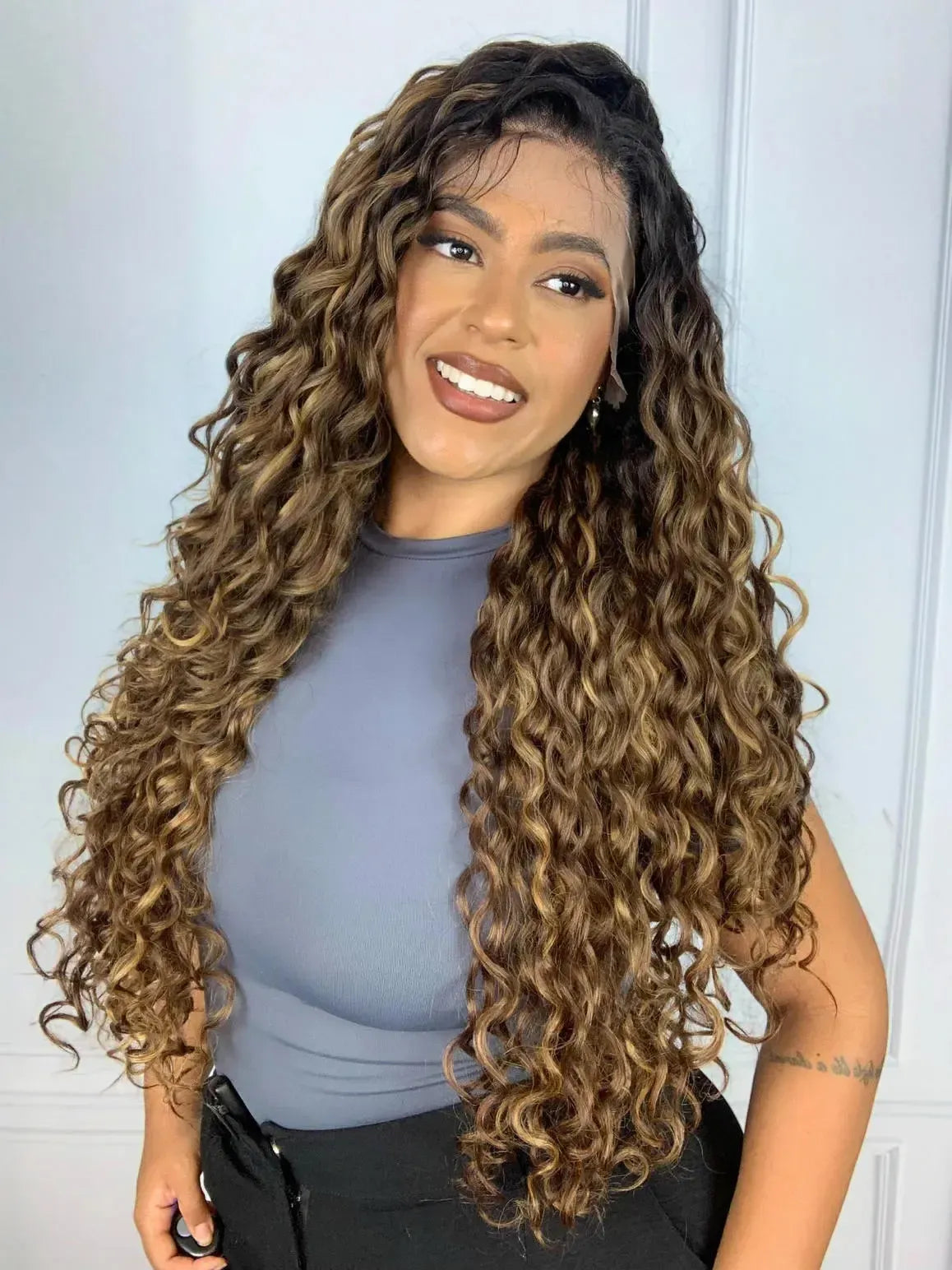 Lace Front Tela HD Italia Castanho Luzes 33/22 Cacheada - Repartição Livre 13x4