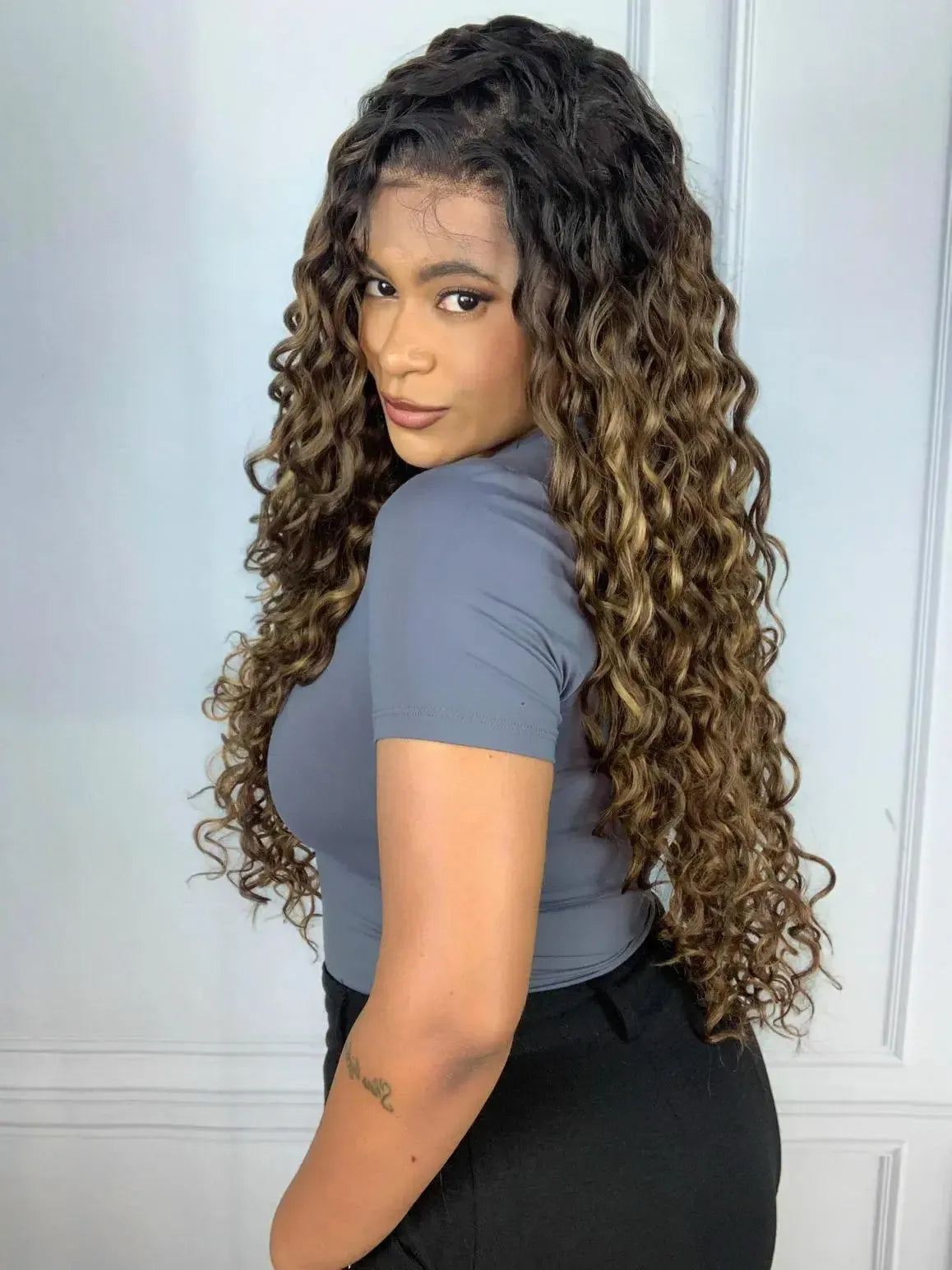 Lace Front Tela HD Italia Castanho Luzes 33/22 Cacheada - Repartição Livre 13x4