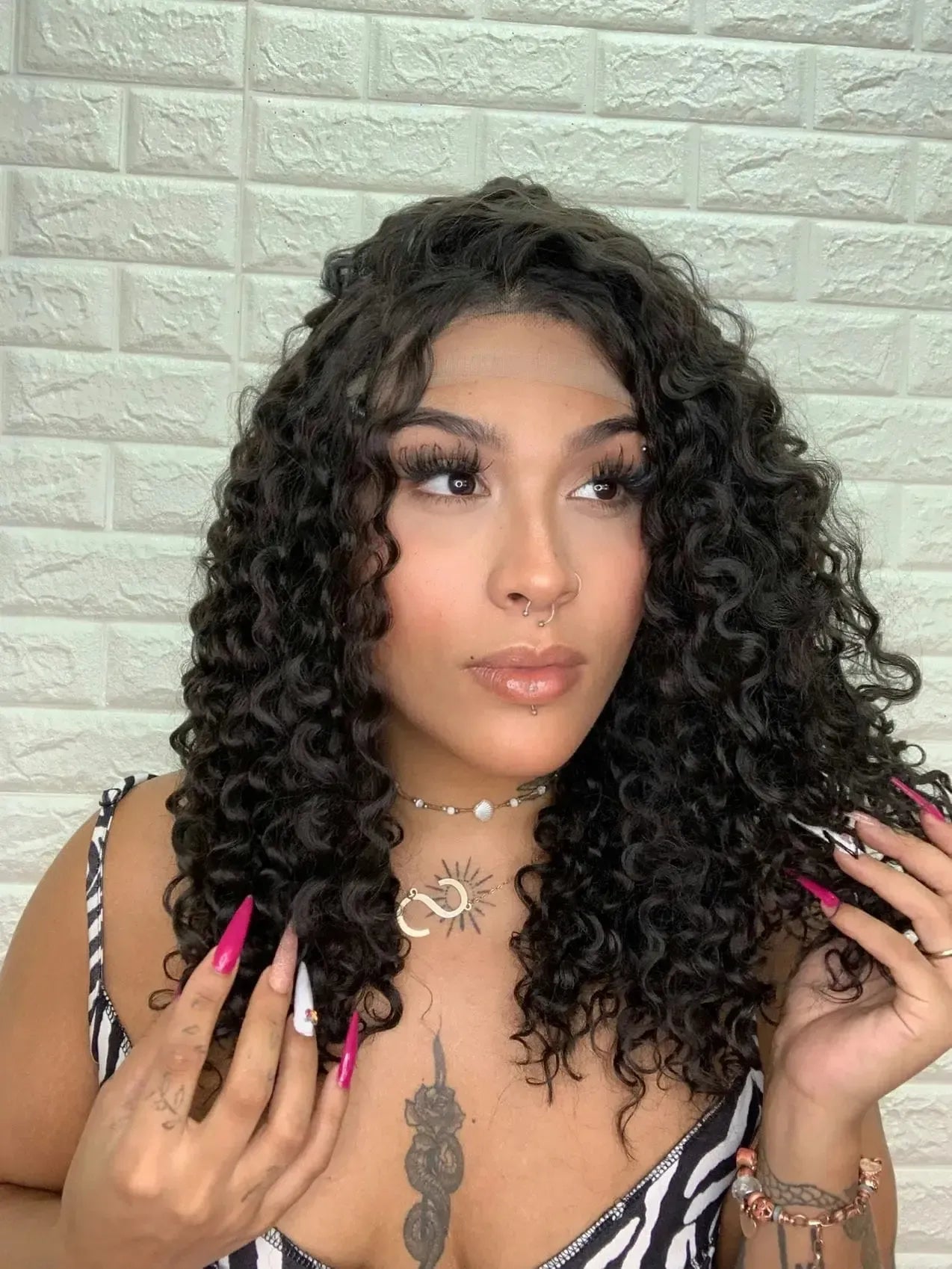 Lace Front Tela HD Valeria Castanho Escuro Cacheada - Repartição Livre 13x4