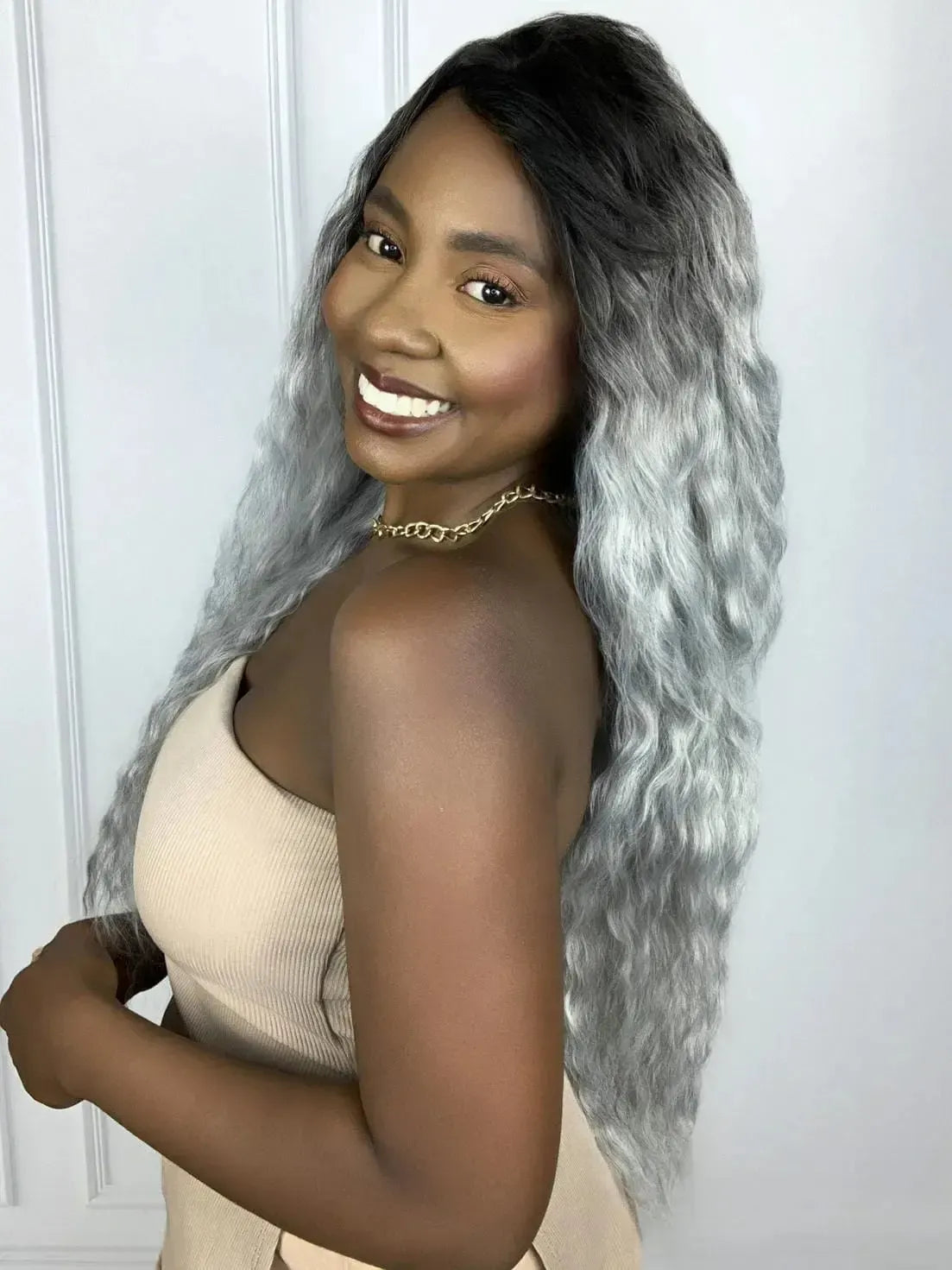 Peruca Beyonce Cinza com Raiz Preta Ondulada com Franja