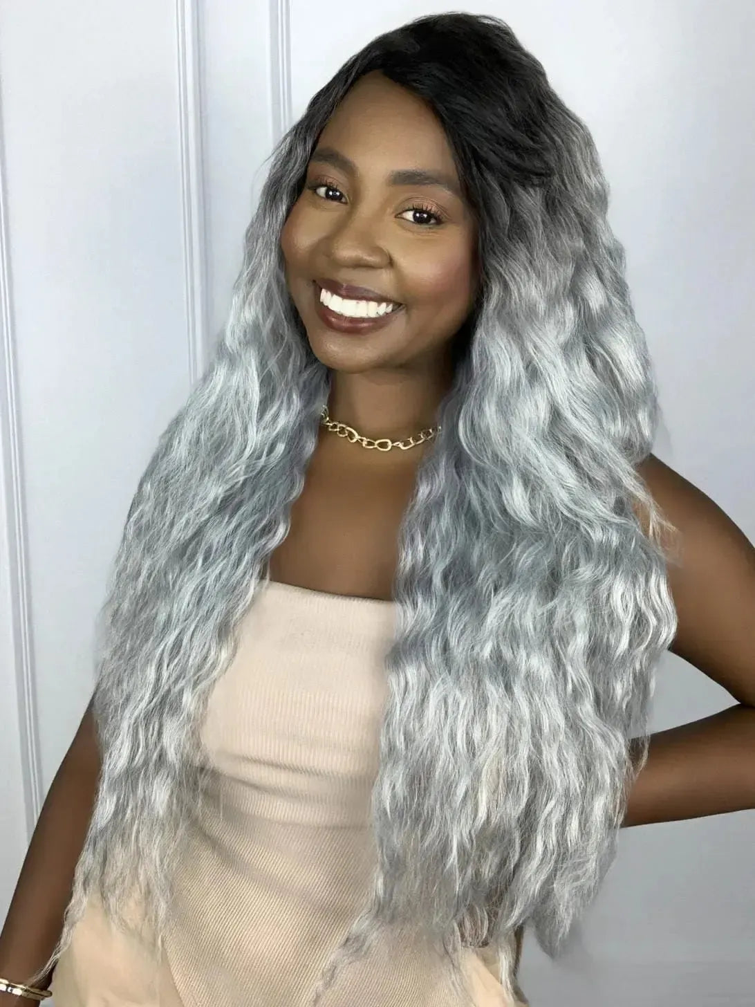Peruca Beyonce Cinza com Raiz Preta Ondulada com Franja