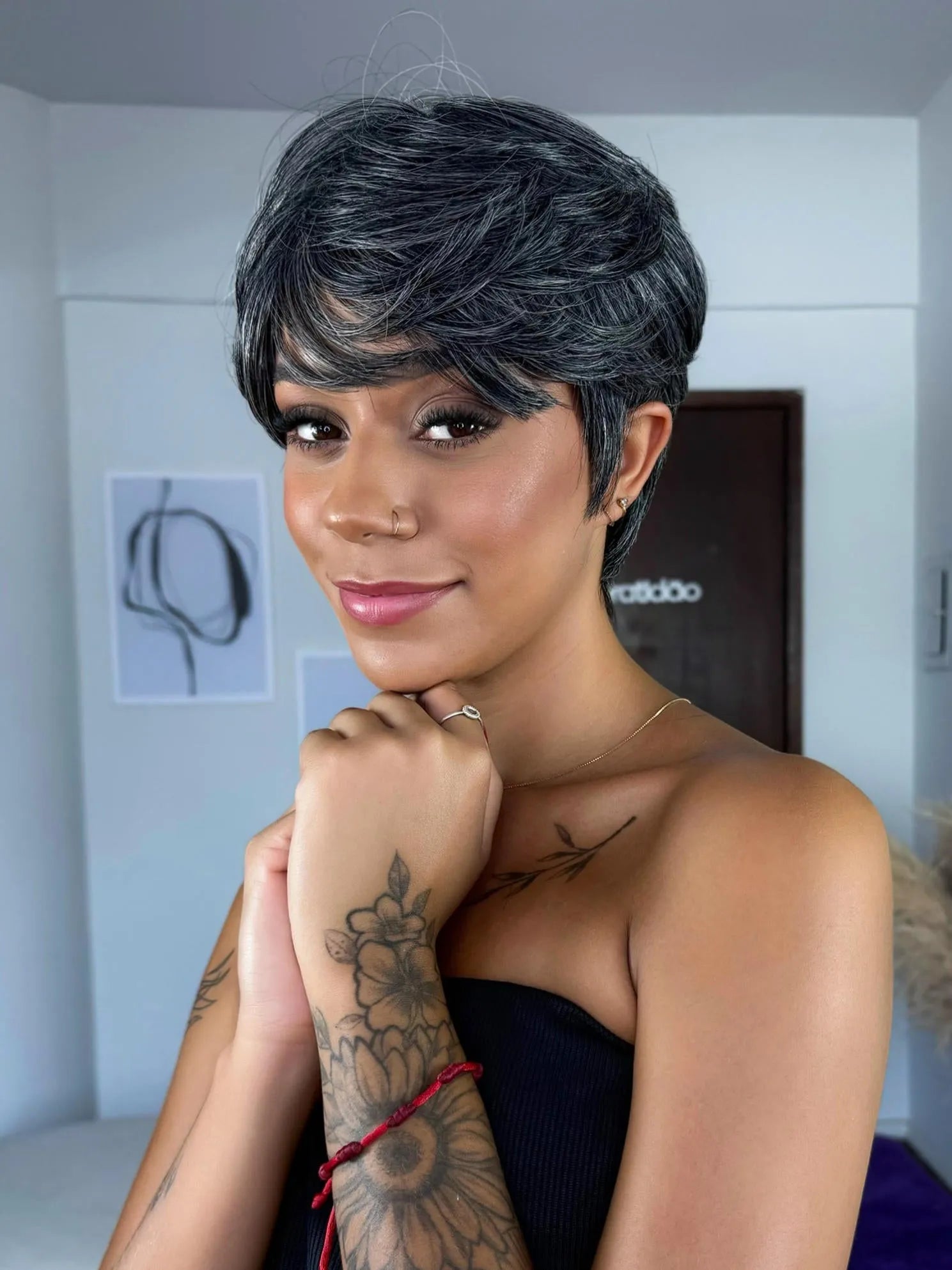 Peruca Esther Grisalha Curta Franja (Premium)