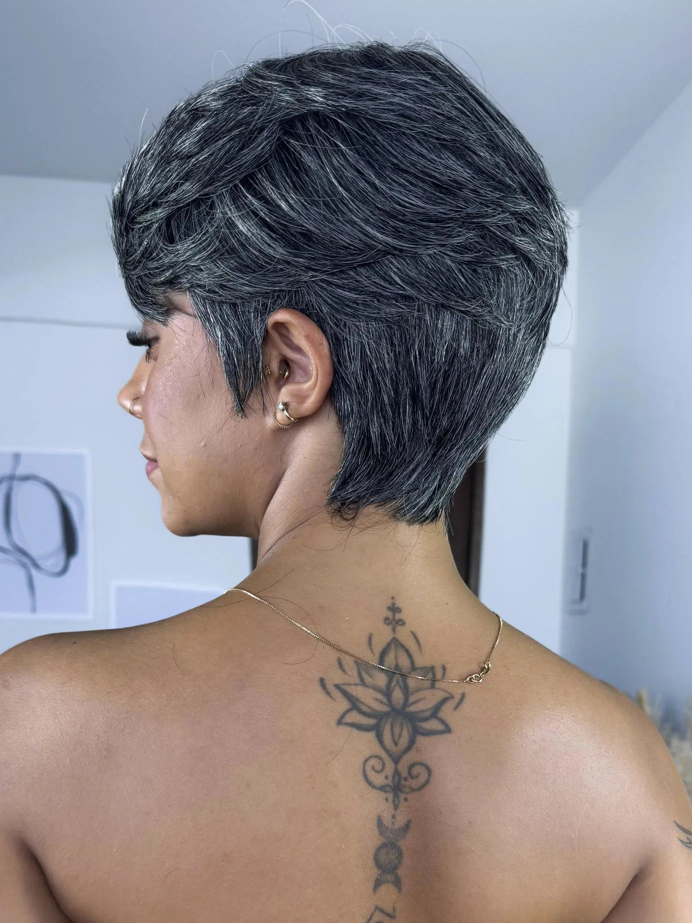 Peruca Esther Grisalha Curta Franja (Premium)