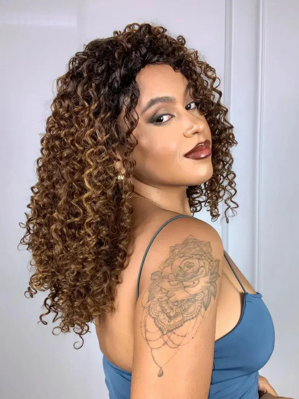 Peruca Felina Bio Fibra Castanho com Luzes 33/22 Cacheada