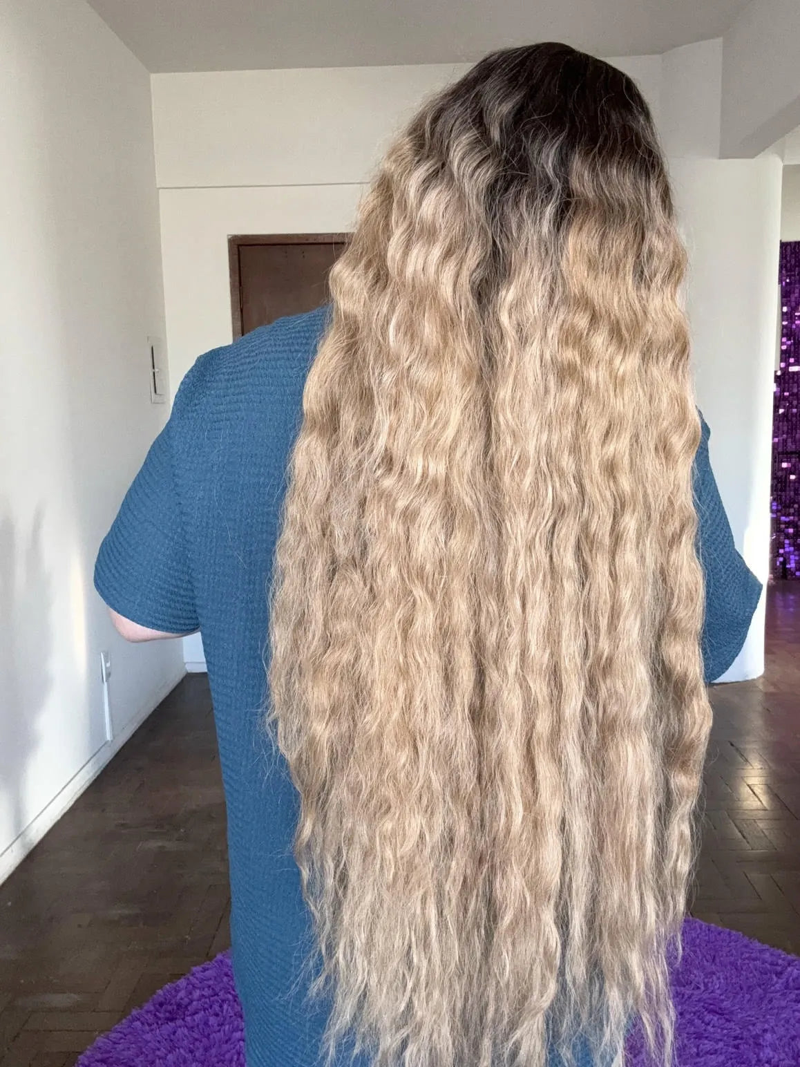 Peruca Jasmin Loira com Franja Ondulada