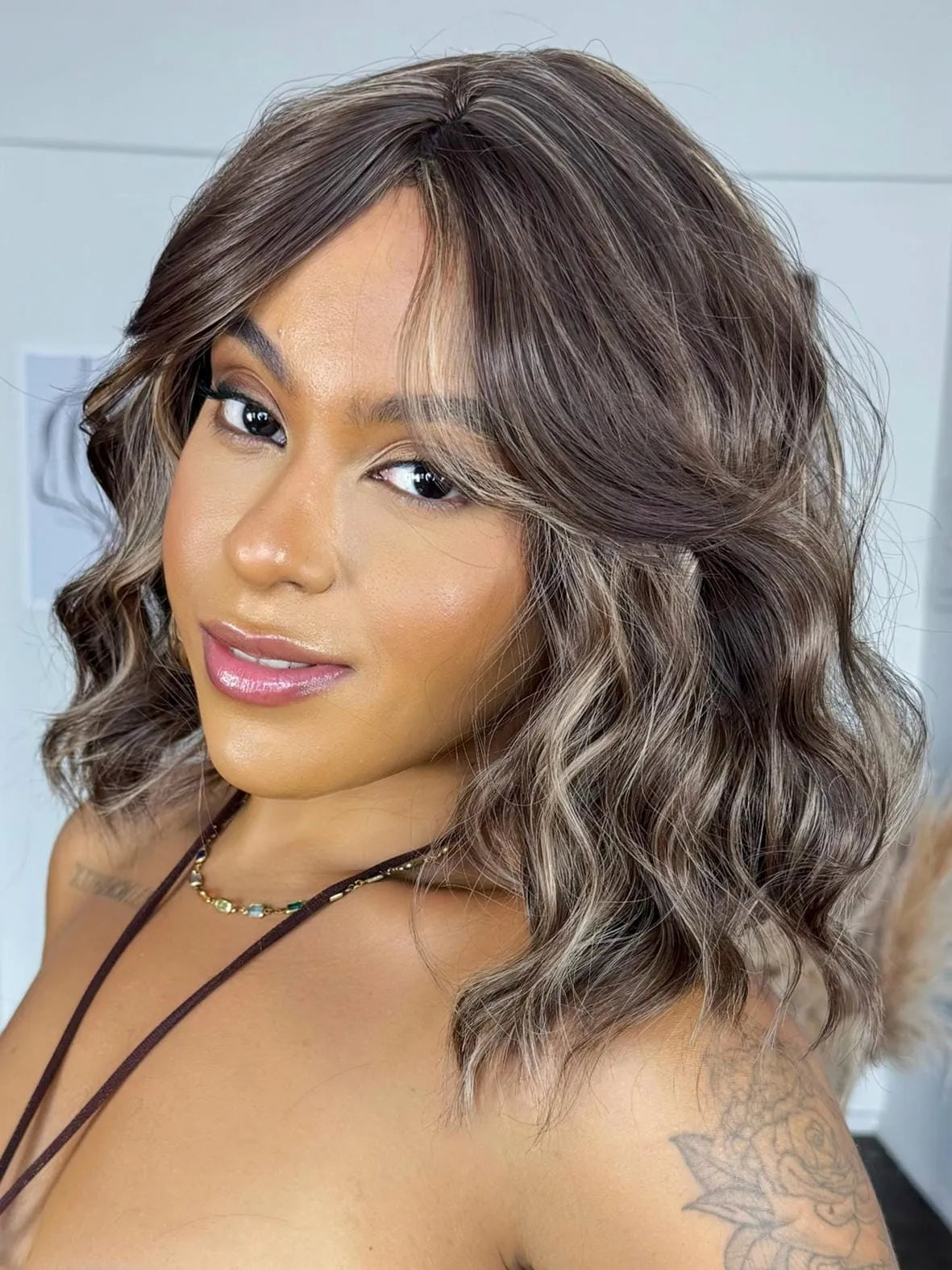 Peruca Sorinna Castanho Luzes 22P Ondulada Franja