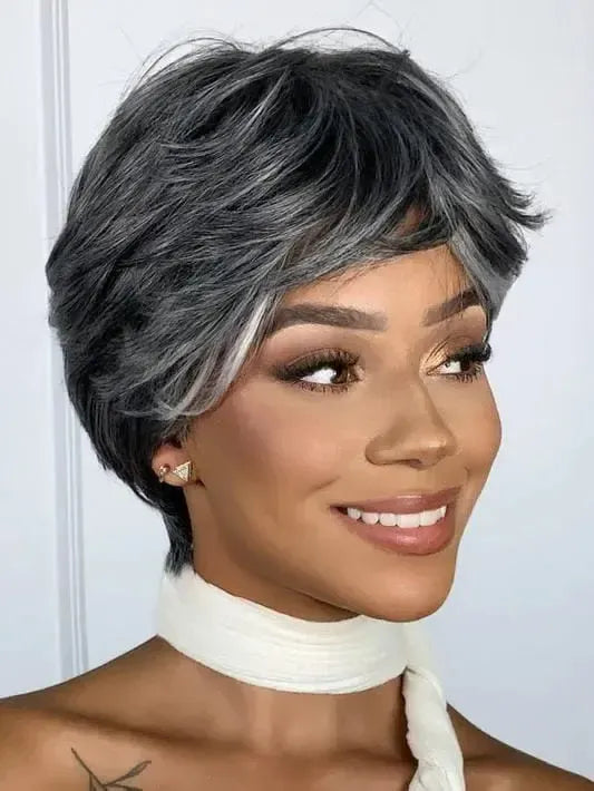 Peruca Wig Daniela Grisalha Curta Franja